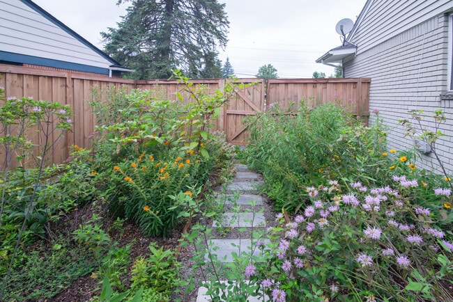 Building Photo - 40611 W 10 Mile Rd