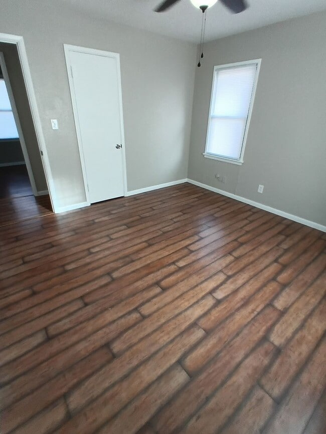 Building Photo - Cute 3 Bed or 2 bed and office