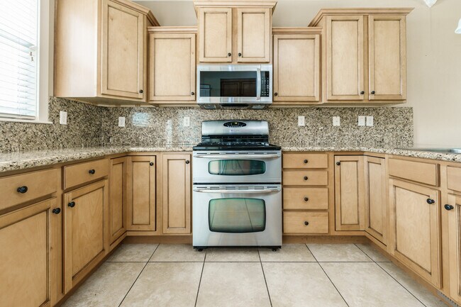 Building Photo - 994 E Winding Creek Dr