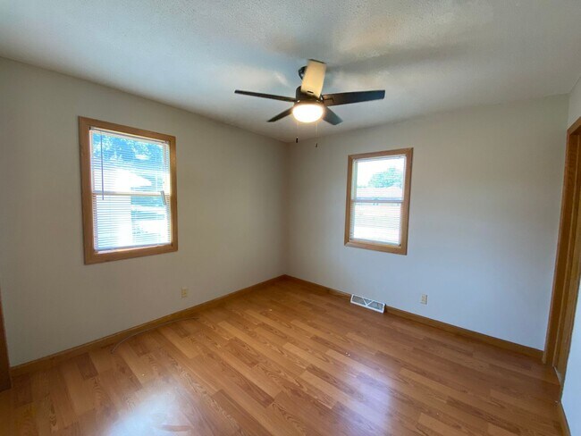 Building Photo - Huge Urbandale Home with Fenced In Back Yard!