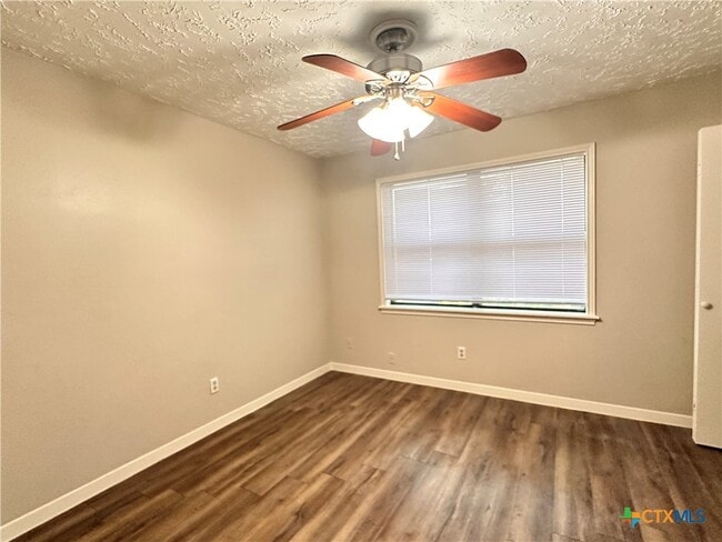 Building Photo - 906 N LBJ Dr