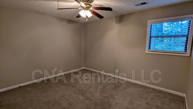 Building Photo - 1050 Mathews Ct