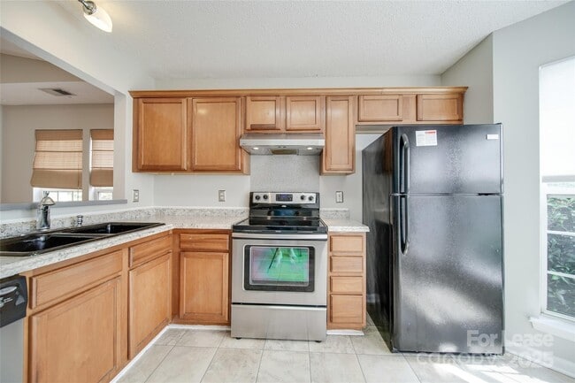 Building Photo - 120 Lantana Dr