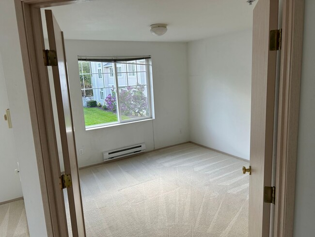 Building Photo - 2 Bed, 2 bath Condo w/garage in West Bay at The Lakes in Kent, $2550/mo.