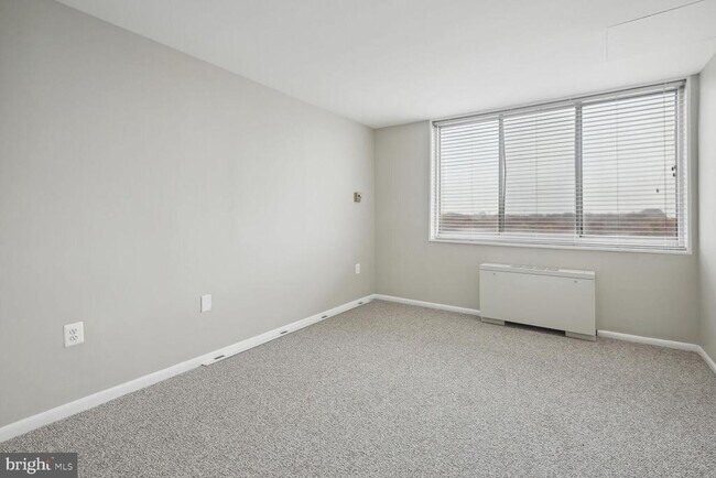Building Photo - 10401 Grosvenor Pl
