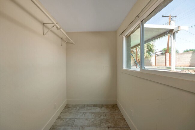 Building Photo - Amazing Tri-Level home close to ASU.  Pool and 2 Car Garage