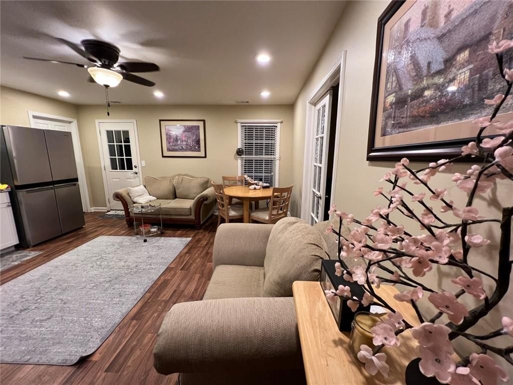 Building Photo - 3024 Lexington Ave