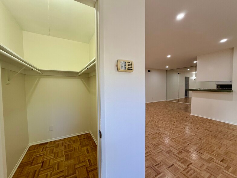 Building Photo - 5320 Zelzah Ave