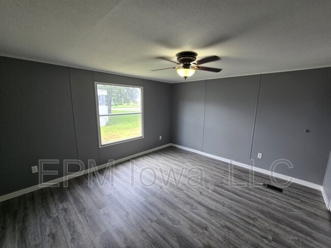 Building Photo - 700 W Ridgeway Ave