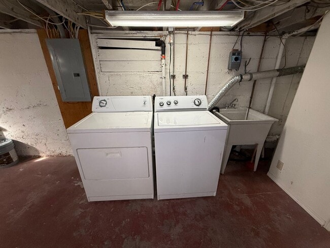 Building Photo - Newly Renovated 3 Bed, 1 Bath House w/ Bonus Room!