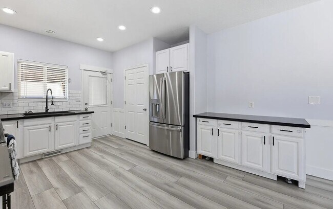 Building Photo - 989 Cinnamon Ridge Dr