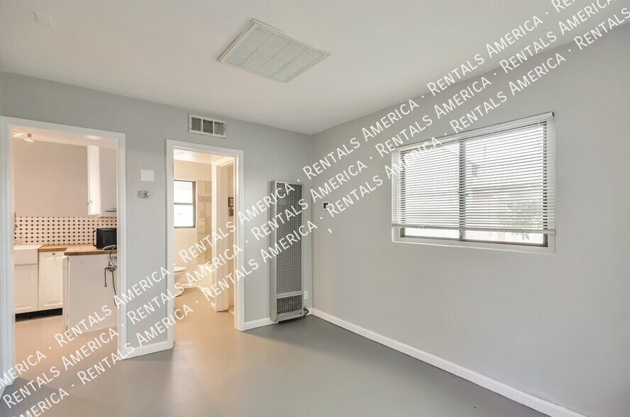 Building Photo - 121 W Birdman Dr