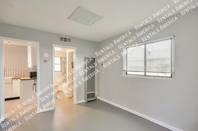 Building Photo - 121 W Birdman Dr