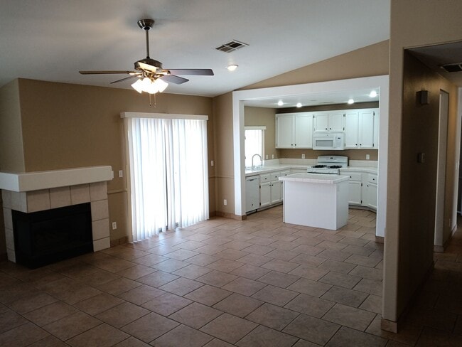 Building Photo - Adorable Single Story 3/2/2 car Ready Now