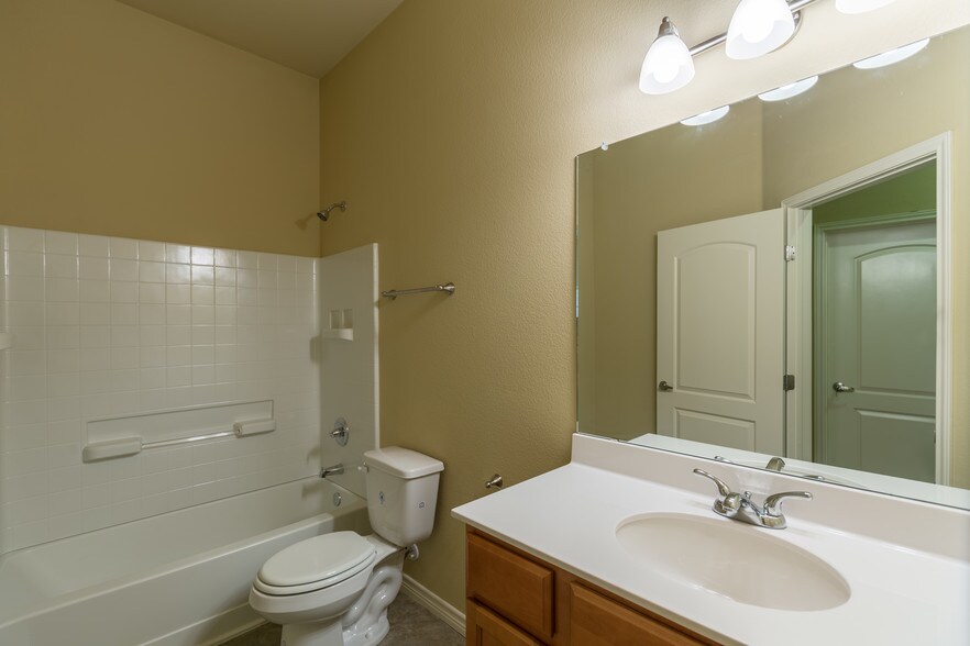 Bath - 486 Parkers Pond Path