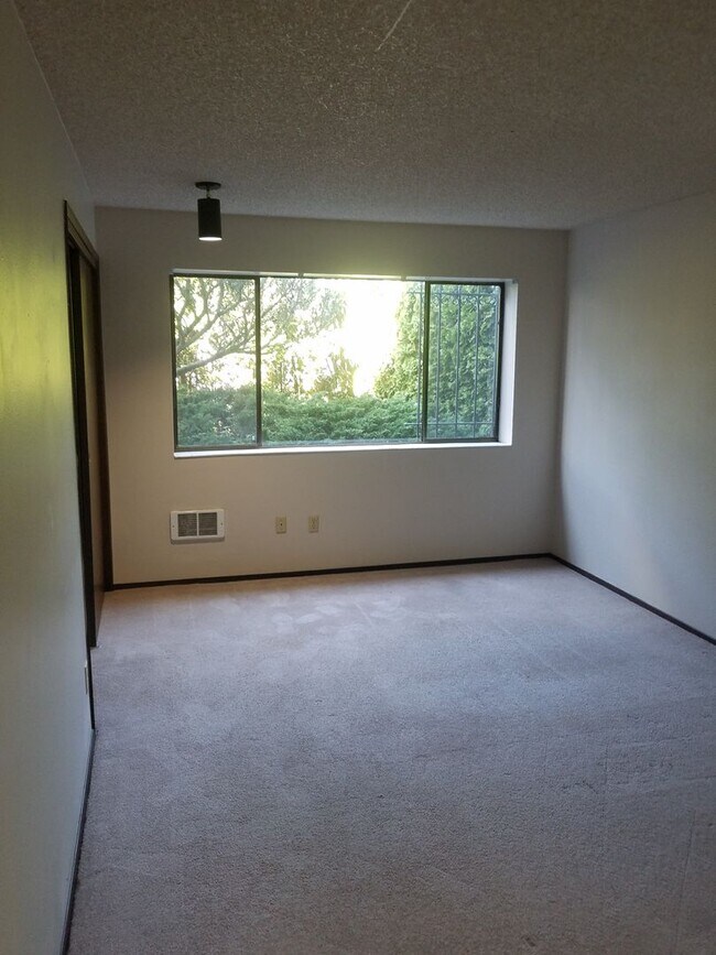Building Photo - Estes Triplex