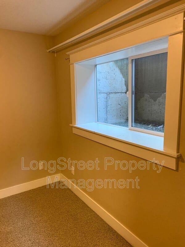 Building Photo - 532 NE Sumner St