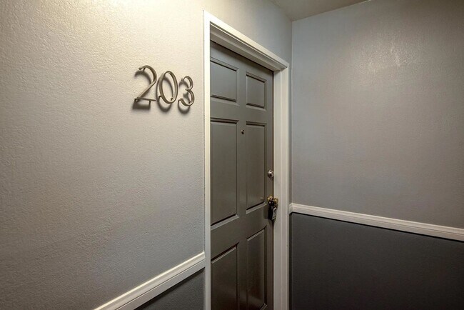Building Photo - 2 Bedroom/ 2 Bath Condo In The Heart of Gl...