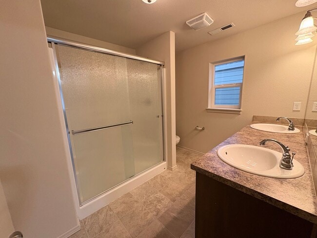 Building Photo - ONE MONTH FREE OF RENT!! Well Maintained, High Ceilings, Bonus Room, Great Location!