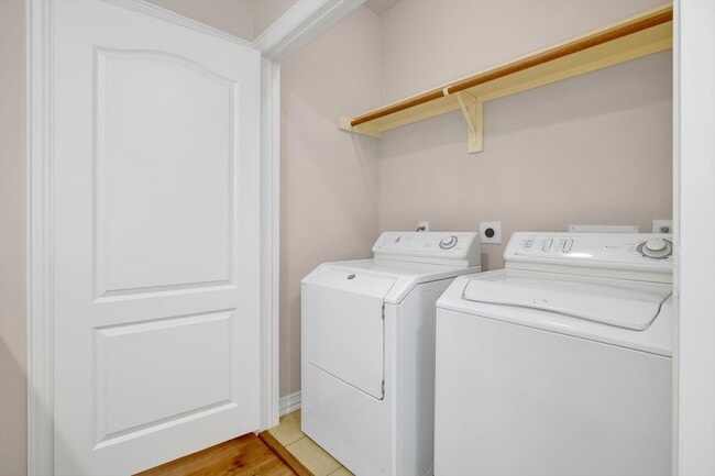 Building Photo - 3414 Home St