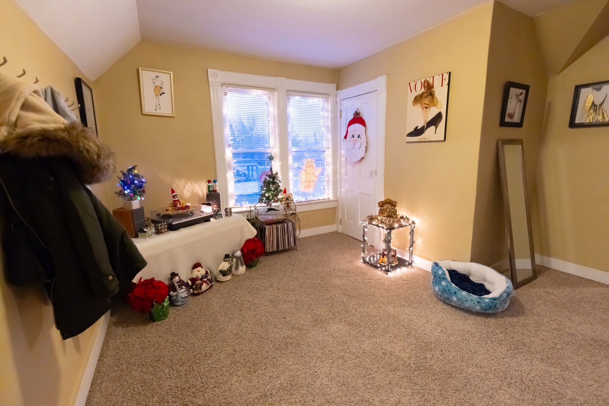 Dining Area - 323 N Bennett St