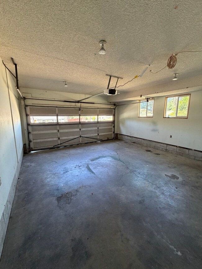 Building Photo - The Perfect House for Roommates, 6bdrms, 3.5 baths, 1.5 miles from Oregon Tech and Sky Lakes Medi...