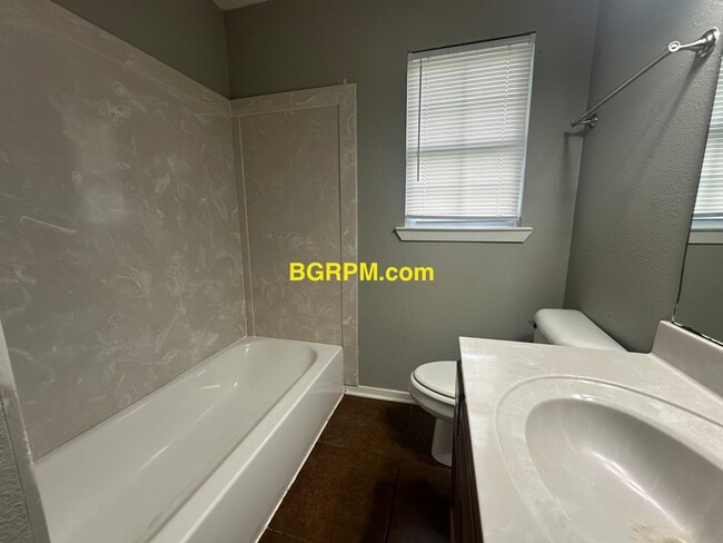 Building Photo - 3 BD, 1 1/2 BA, Home in Jacksonville