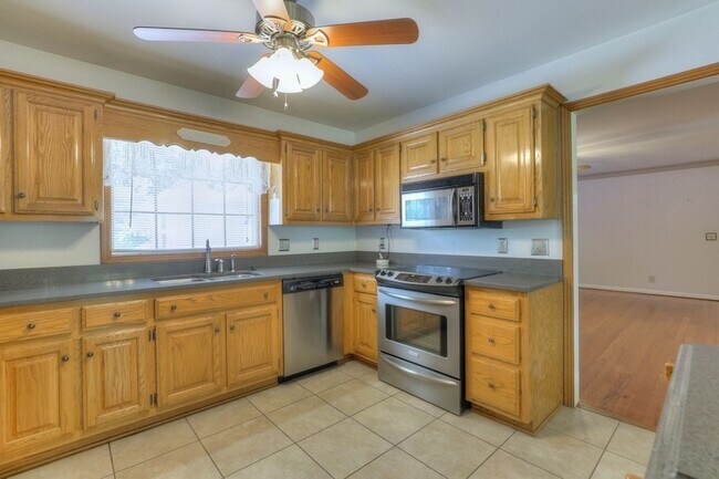 Building Photo - 2303 Friendship Dr