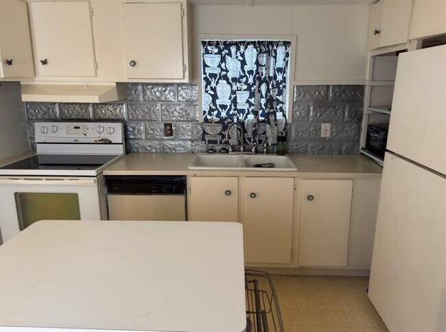 Building Photo - 301 Whitetail Ln