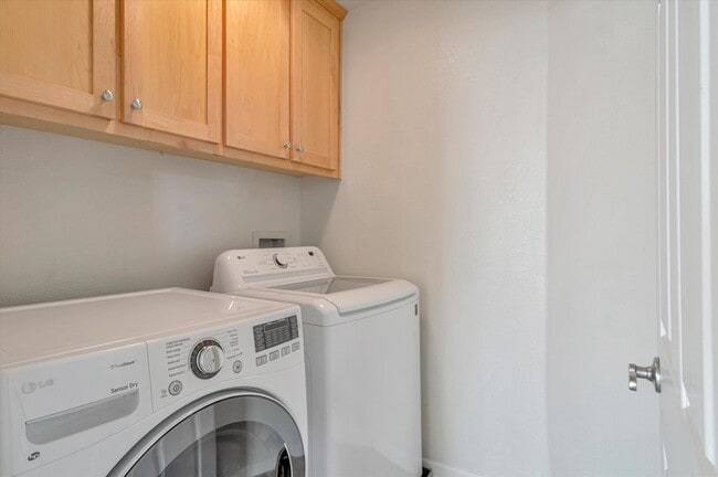 Building Photo - 581 Bridgeport Terrace