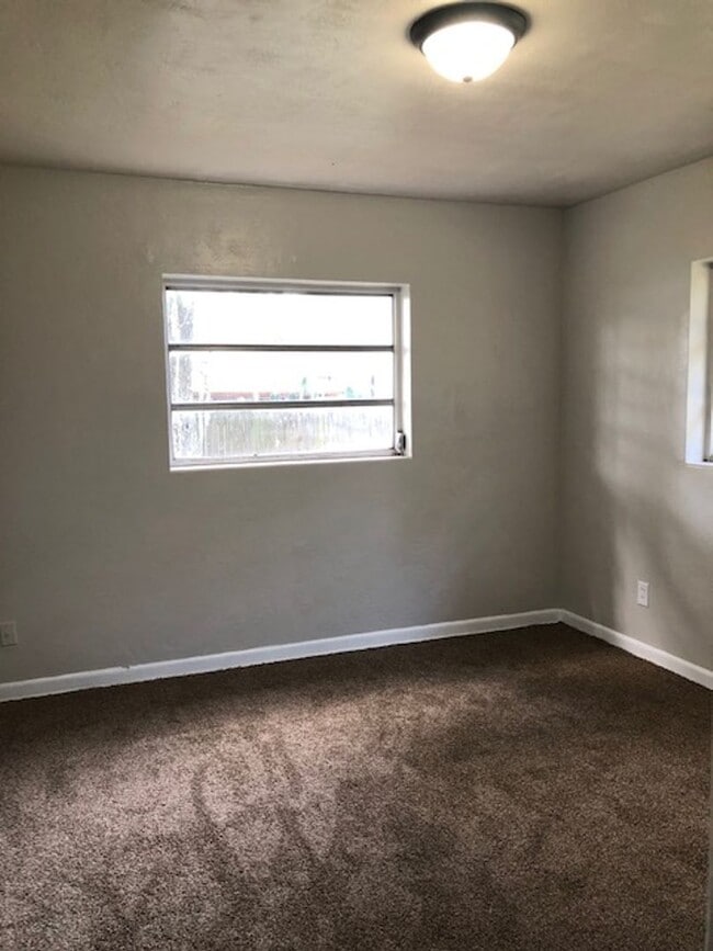 Building Photo - 3 Bed 1 Bath | Carport | Washer/Dryer Hook...