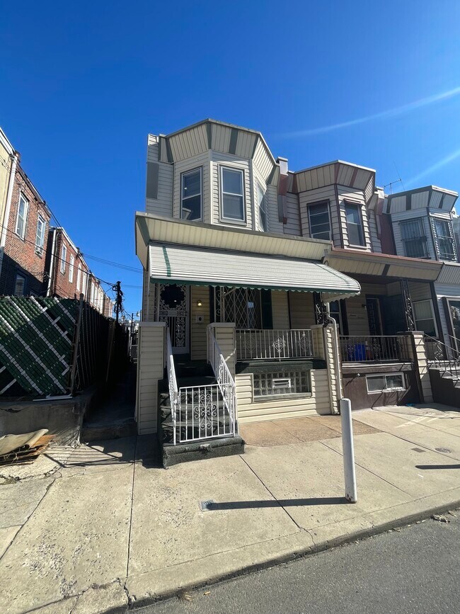 Building Photo - 1611 S Yewdall St