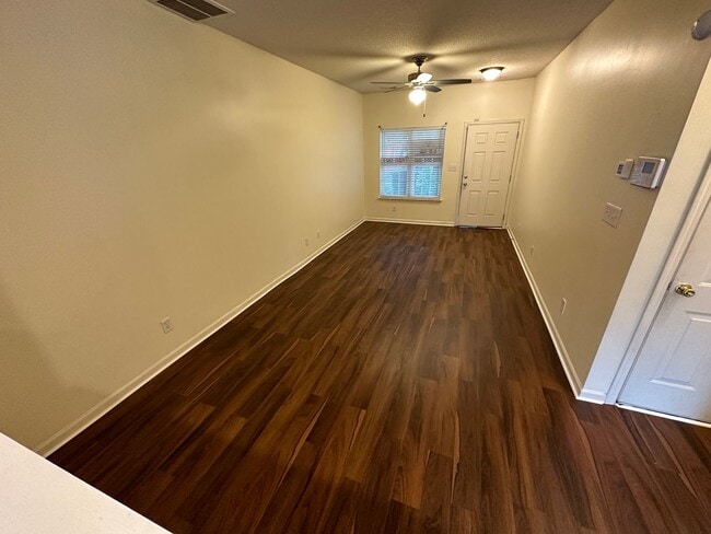 Building Photo - Great 2 Bedroom 2.5 Bath in Ridge Creek!