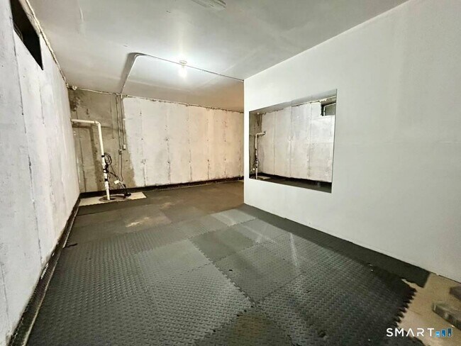 Building Photo - 19 Somers St