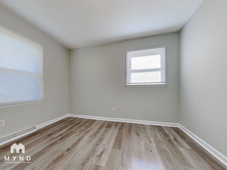 Building Photo - 221 Tanglewood Dr