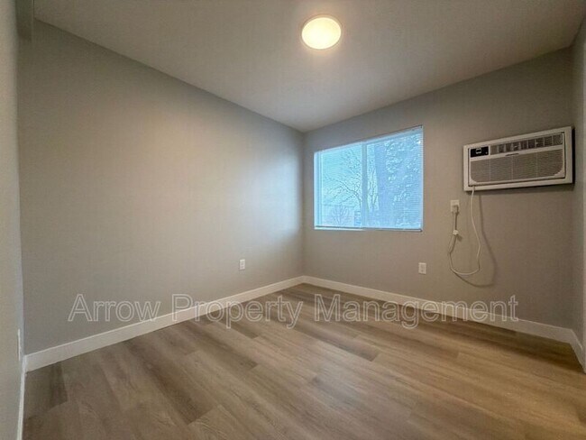 Building Photo - 877 N 26