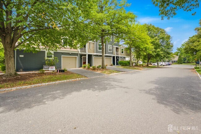 Building Photo - 350 Greenfield Rd
