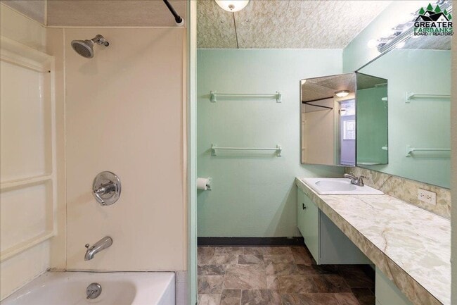 Building Photo - Large 3 bedroom 2 bath 2 car garage with s...