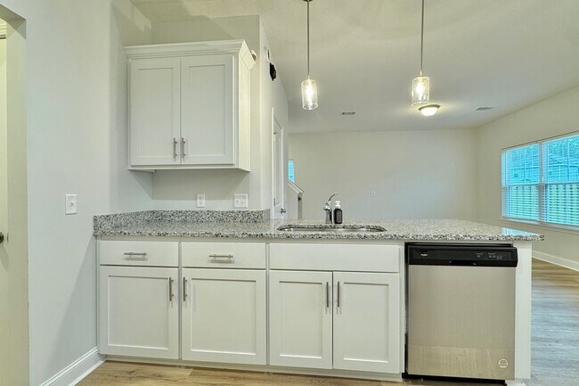 Building Photo - AVAILABLE NOW! (Pet Friendly)