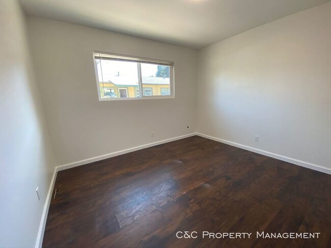 Building Photo - 2801 Daubenbiss Ave