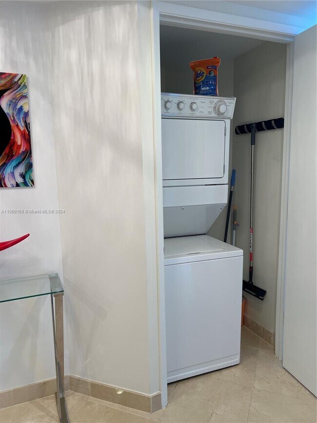 Building Photo - 333 Las Olas Way