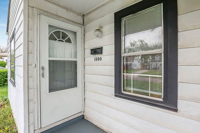 Building Photo - Newly Renovated - 3 Bed, 1.5 Bath Single-Family Home w/ Garage!!