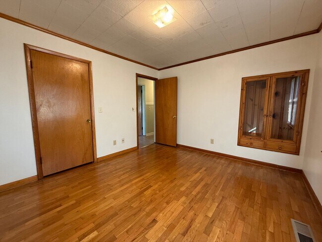 Building Photo - 2459 Middlesettlements Rd