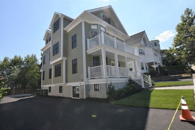Building Photo - 147 Spruce St