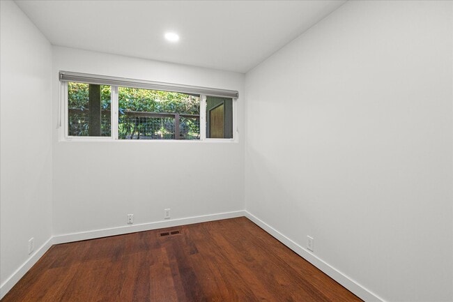 Building Photo - 9 Maple Ln
