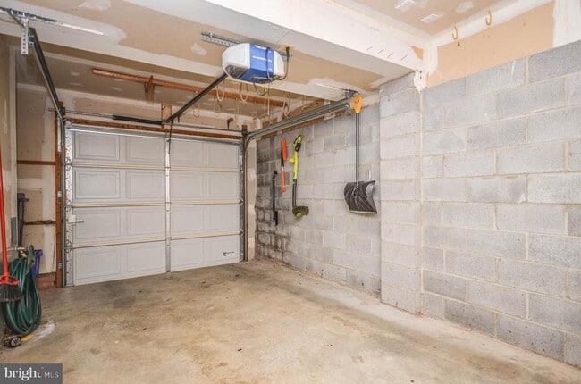 Building Photo - 3003 Gatehouse Ct