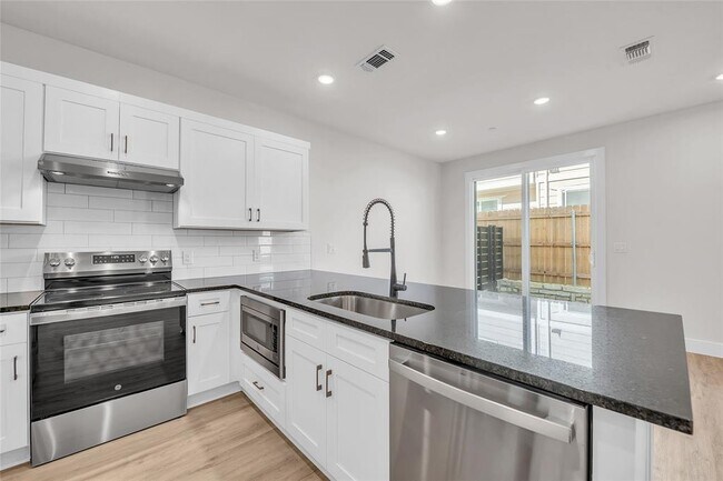 Building Photo - 7600 Strong Bow Ct