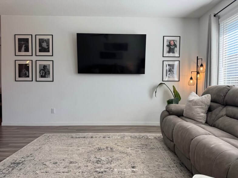 Building Photo - 1219 Smoketree Ln