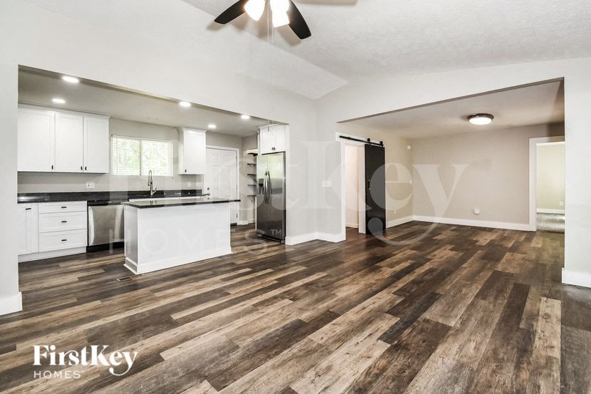 Building Photo - 595 School Rd