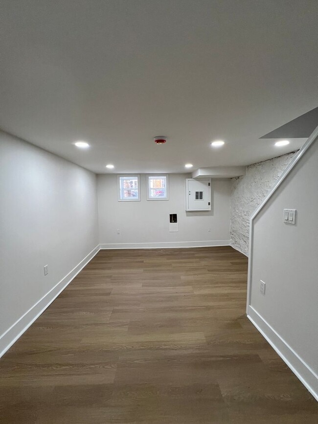 Building Photo - Charming 3 Bedroom 2 Bathroom Home